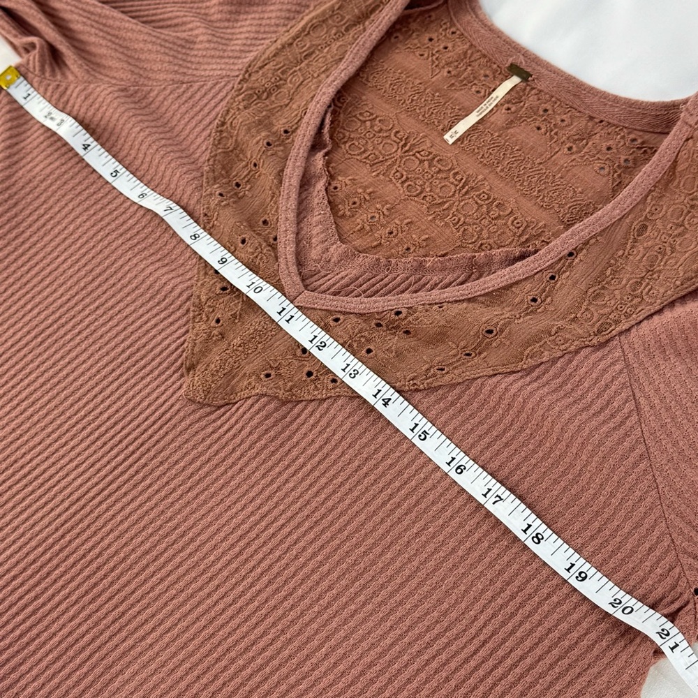 Free People Parisian Eyelet Bell Sleeve textured Top in pinky mauve color medium - Picture 10 of 16
